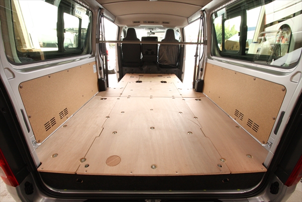 ハイエース ジャストロー床貼り加工｜ハイエースカスタム専門店